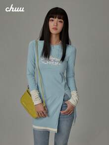 CHUU Kaos Lengan Panjang Berlapis 2-in-1 Wanita, Atasan Panjang Sedang dengan Motif Huruf Musim Gugur dan Belahan di Bagian Bawah - Baby Blue - View 4