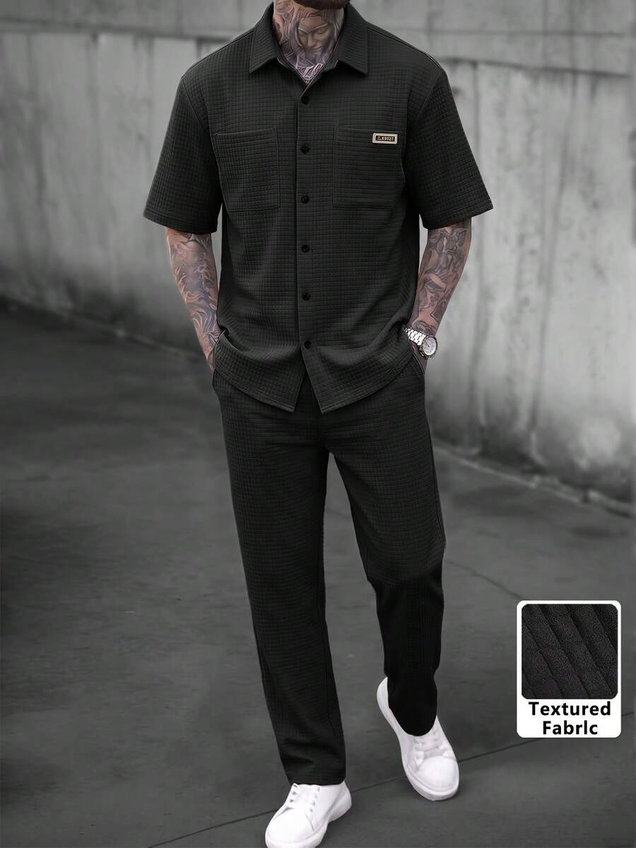 2 piezas Conjunto casual para hombre, camisa de manga corta con botones de resina en el cuello y pantalones largos con cordón, tela de poliéster texturizada, bolsillos dobles + logotipo distintivo, unicolor clásico