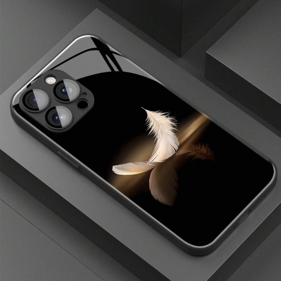 Handyhülle: Luxuriöse, realistische weiße Feder mit goldenem Reflexionsmuster, Handyhülle mit Linsenschutz für iPhone 16/16Pro/16ProMax/16Plus/15/15Plus/15Pro/15ProMax, 14/14Plus/14Pro/14ProMax, 13/13Pro/13ProMax - Schwarz - Übersicht 1