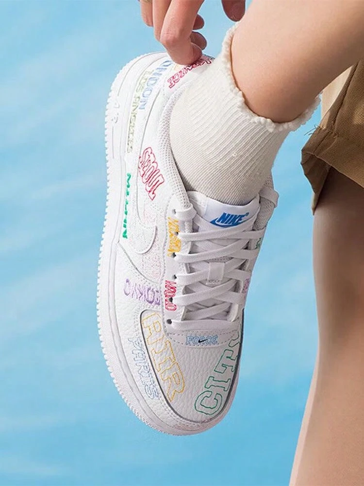 Nike Air Force 1 LV8 3 World Tour 舒適貼合GS低筒板鞋 - 白色 - 查看 1