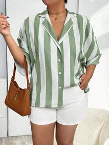 Top Casual Solta de Moda Versátil Minimalista com Listras Verde Claro para Mulheres Plus Size Primavera/Verão, Top Casual Feminino, Roupa de Férias - Verde - Visão 3