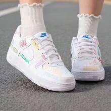 Nike Air Force 1 LV8 3 World Tour 舒適貼合GS低筒板鞋 - 白色 - 查看 2
