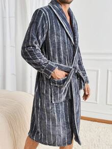 Jubah Pria Flanel Bergaris dengan Bukaan Depan dan Sabuk, Pakaian Santai Retro Musim Dingin untuk Pria dengan Kerah Syal, Potongan Longgar, Minimalis, dan Motif Garis-garis. - Dark Grey - View 5