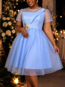 Gaun A-Line Biru Muda Ukuran Plus yang Cantik dengan Lengan Pendek Transparan Berlapis Tulle dan Aplikasi Emas, Gaun Pesta Pernikahan Musim Panas yang Mengalir untuk Tamu Prom - Baby Blue - View 1