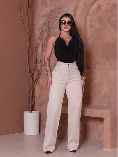 Calça jeans feminina casual de perna larga com detalhes de botões e bolsos, comprimento longo, tecido com elasticidade média, perfeita para o dia a dia.