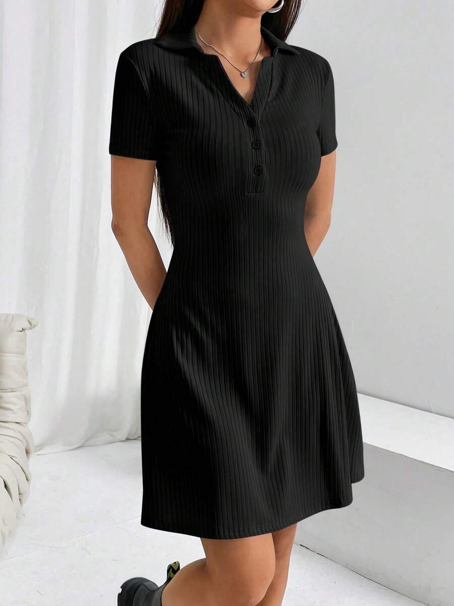 Abito da donna con maniche corte e colletto polo in design di colore unito - Nero - Visualizzare 1