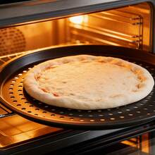 Set de 2 Bandejas de Hornear Pizza de Acero Perforada Tamaño 29 cm y 33 5 cm Juego de Bandejas Perforadas para Pizza Antiadherentes Resistentes al Calor Ideales para Horno Casero Restaurante Pizzeria Cocinar Hornear Pizza Pan Galletas y Otros Productos de Reposteria - Juego de 2 /33,5cm+29cm+Guante - Ver 6