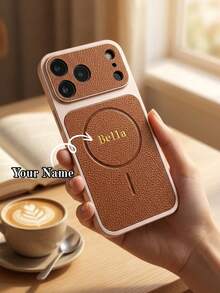 Étui de téléphone personnalisé en cuir synthétique à texture de litchi avec nom en feuille d'or, cadre électrolytique argenté, découpe complète de la caméra à grand trou, coque de protection antichoc, anti-chute, anti-rayures et anti-empreintes, convient pour iPhone 17 16 15 Pro Max, style luxe discret, étui de téléphone personnalisé avec lettres, cadeau pour femmes, hommes et travailleurs de bureau - Tabac - Voir 1