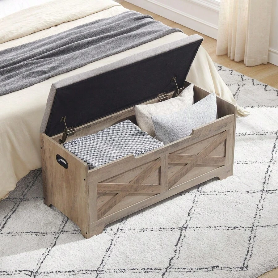 Banco de almacenamiento de madera estilo granero - Asiento acolchado y bisagra de - Ideal como zapatero y baúl para entrada, dormitorio o sala - Tapa elevable y fácil montaje - Gris Claro - Ver 1