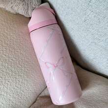 0wI Butterfly Powder Aquarius Bottle, With A Capacity Of 32oz 945ml Can Retain Heat For Up To 24 H. It Can Keep Both Hot And Cold Beverages Warm, Suitable For Brewing Coffee And Making Iced Drinks. The Design Is Exquisite And It Is Suitable Fo - 淺粉色 - 查看 3