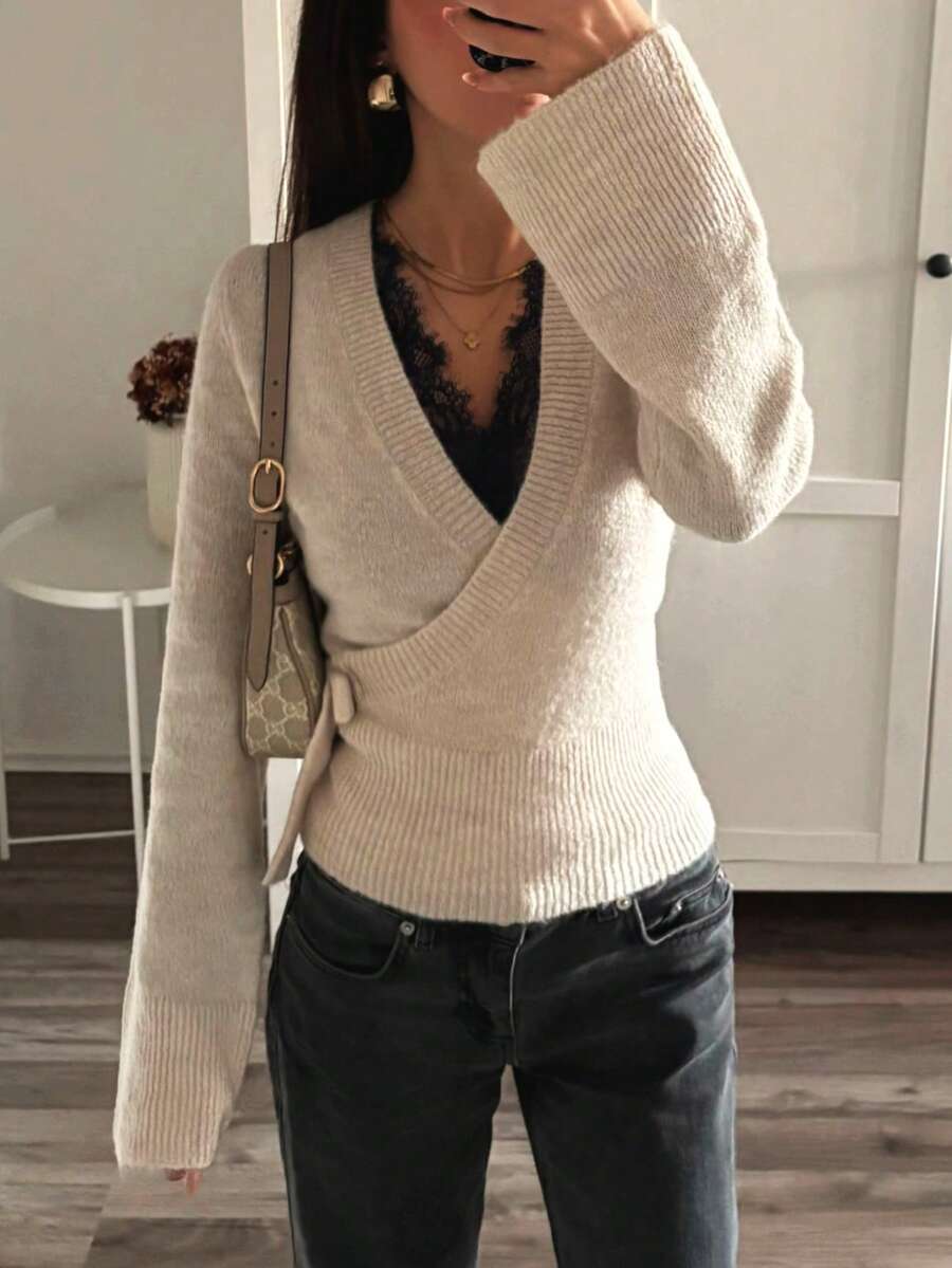 كنزة نسائية محبوكة أنيقة بياقة على شكل حرف V وتصميم ملفوف بقصة ضيقة، أكمام طويلة، مرنة قليلاً، مناسبة للارتداء في فصلي الربيع والخريف، مع ربطة فيونكة - لون مشمشي - مشاهدة 1