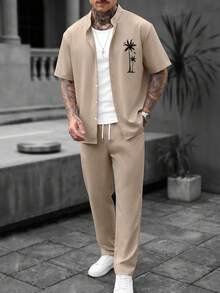 Men's Summer Slightly Thick Coconut Tree Print Stand Collar Shirt + Matching Straight Leg Pants Set, Chest Coconut Tree Print Recreates Tropical Vacation Vibe, Suitable For Beach Vacation, Beach Outing, City Stroll, Light Social Occasions - Apricot - View 2