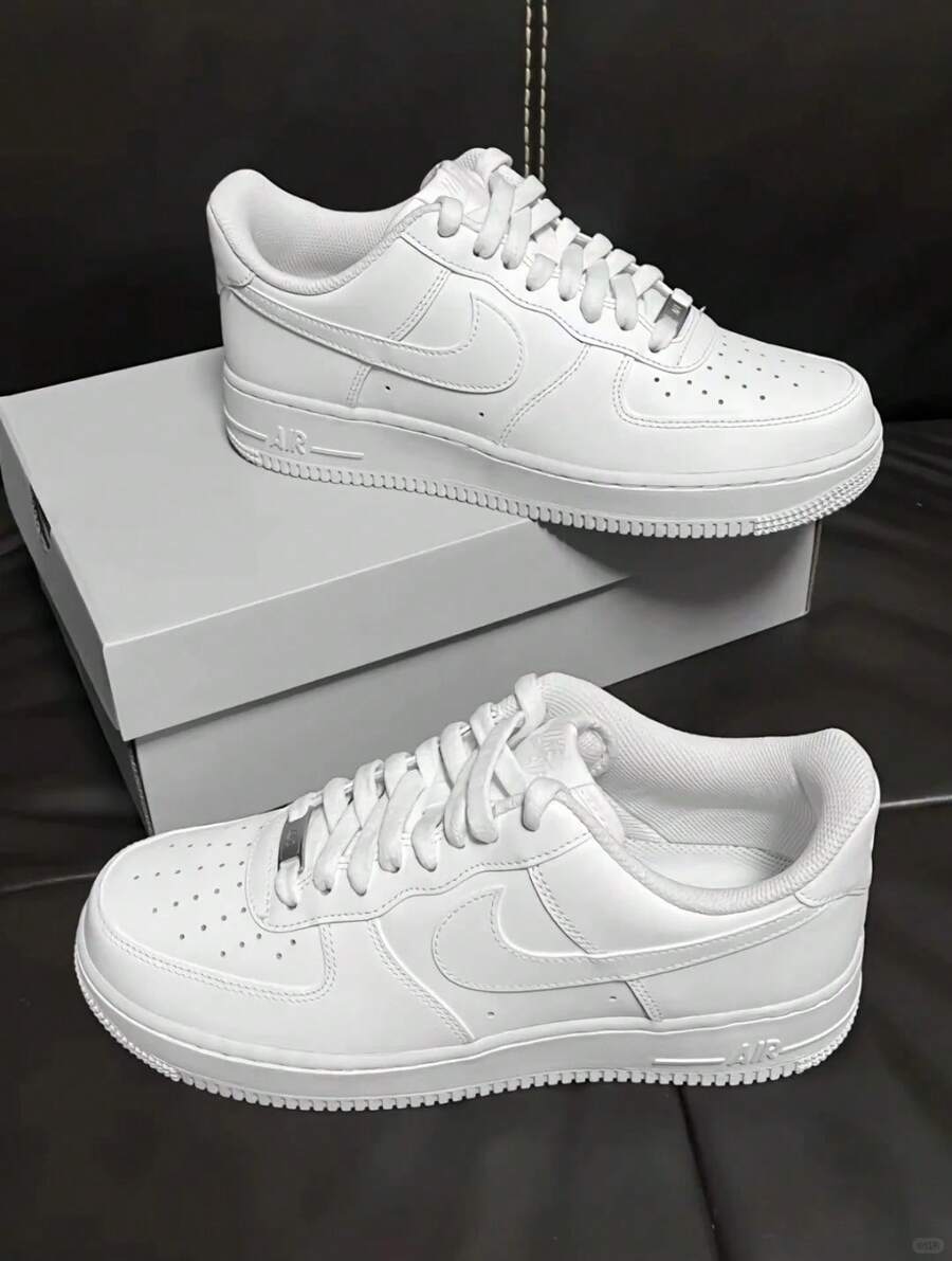 Nike Women Casual Athletic Shoes - 白色 - 查看 1