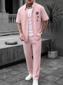 Conjunto de camisa de cuello alto con estampado de árbol de coco ligeramente grueso + pantalones largos de pierna recta a juego para hombre, el estampado de árbol de coco en el pecho recrea la vibra de vacaciones tropicales, adecuado para vacaciones en la playa, salidas a la playa, paseos por la ciudad, ocasiones sociales ligeras - Rosa Pálido - Ver 2