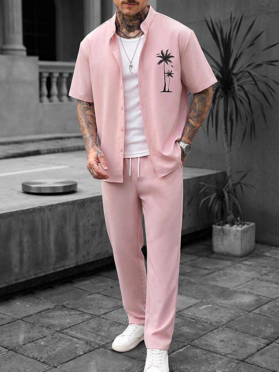 Conjunto de camisa de cuello alto con estampado de árbol de coco ligeramente grueso + pantalones largos de pierna recta a juego para hombre, el estampado de árbol de coco en el pecho recrea la vibra de vacaciones tropicales, adecuado para vacaciones en la playa, salidas a la playa, paseos por la ciudad, ocasiones sociales ligeras