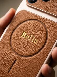 Étui de téléphone personnalisé en cuir synthétique à texture de litchi avec nom en feuille d'or, cadre électrolytique argenté, découpe complète de la caméra à grand trou, coque de protection antichoc, anti-chute, anti-rayures et anti-empreintes, convient pour iPhone 17 16 15 Pro Max, style luxe discret, étui de téléphone personnalisé avec lettres, cadeau pour femmes, hommes et travailleurs de bureau - Tabac - Voir 5