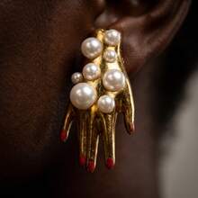 2pcs Vintage Gold Hand Shaped Pearl Cluster Stud Earrings, Red Nail Detail Quirky Sculpted Statement Earrings For Women - Multicolor - View 3