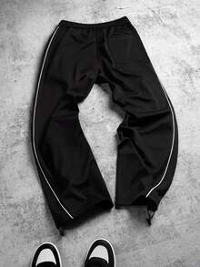 MAISONFOX Celana Jogger Pria Garis Samping Hitam, Tali Serut yang Dapat Diatur di Bagian Bawah, Potongan Lebar, Celana Streetwear 2-in-1 Gaya Parasut - Hitam - View 3