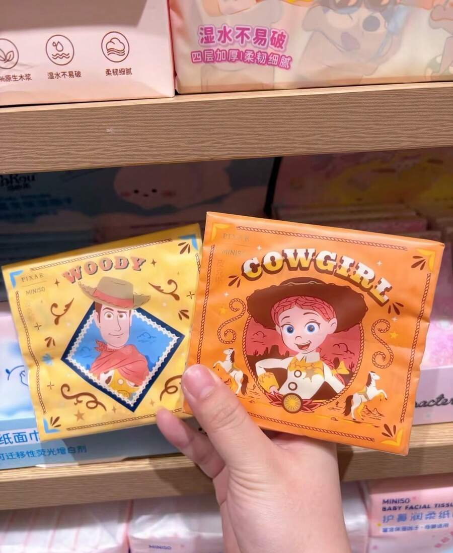MINISO Disney Toy Story 印花保濕口袋面紙,便攜柔軟面部紙巾,旅行居家辦公日常使用,2款隨機 - random 1 PC - 查看 1