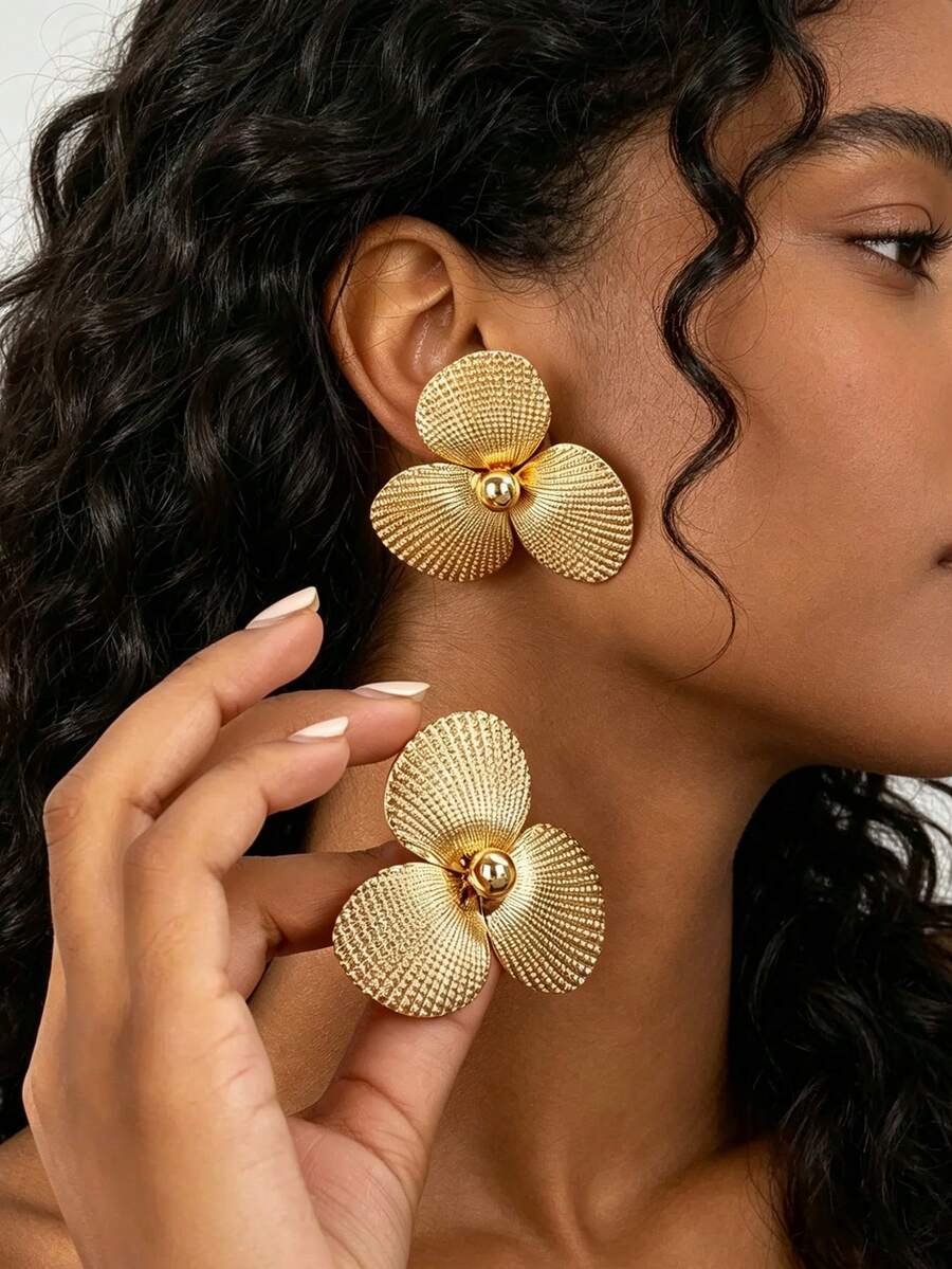 1 Pair European And American Exaggerated Geometric Petal Stud Earrings - Yellow Gold - View 1