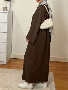 優雅女款長版蝙蝠袖圓領穆斯林長袍，舒適寬鬆梭織布料，展現端莊風格，棕色秋季款 - 棕色 - 查看 2