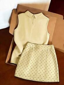 Conjunto viaje gris claro top sin mangas cuello alto falda mini lunares silueta ajustada cintura marcada tela suave fluida lazo - amarilloclaro - Ver 10