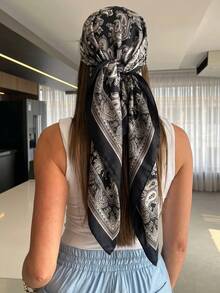 1件女款大花卉印花方巾，90CM大尺寸緞面絲滑觸感方巾頭巾 - 黑色 - 查看 2