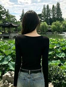 1件女款黑色V領針織長袖上衣，高彈性修身版型，適合秋冬休閒穿著 - 黑色 - View 5