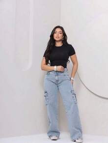 Calça Jeans Cargo Feminina Wide Leg Cintura Alta Lavagem Azul Clara Bolsos Laterais - Azul - Visão 2