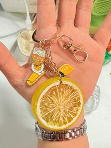 可愛檸檬片與檸檬汁造型金屬鑰匙圈 - 夏季海灘主題多吊飾包含啤酒杯吊飾，金色琺瑯熱帶水果鑰匙圈，適用於背包、車鑰匙，完美適合海灘旅行、夏季假期、日常出行與旅遊，女性、女孩、水果與海灘愛好者、時尚愛好者的理想禮物，完美適合復活節、生日、畢業、情侶 - 彩色 - 查看 10