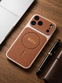 Étui de téléphone personnalisé en cuir synthétique à texture de litchi avec nom en feuille d'or, cadre électrolytique argenté, découpe complète de la caméra à grand trou, coque de protection antichoc, anti-chute, anti-rayures et anti-empreintes, convient pour iPhone 17 16 15 Pro Max, style luxe discret, étui de téléphone personnalisé avec lettres, cadeau pour femmes, hommes et travailleurs de bureau - Tabac - Voir 3