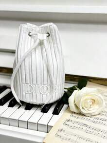白色直條紋百褶抽繩化妝收納袋，DIOR 風格迷你水桶包，緞面百褶布料搭配 3D 壓紋字母，抽繩開口設計方便取用，緊湊水桶造型大容量，可收納口紅、化妝刷、保養品小樣；適用於居家梳妝台化妝收納、辦公室補妝、學生宿舍保養品整理、短途旅行便攜收納；可作為閨蜜生日禮物、女神節禮物、婚禮伴娘禮物，溫柔極簡便攜化妝收納包 - 白色 - 查看 1
