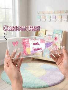 1pc Customized Text Colorblock Plaid Triangle Flag Teacher Desk Nameplate, Personalized Pink Transparent Acrylic Self-Standing Desktop Ornament, Sweet Girly Style Office Desk Decor, Teacher Appreciation Gift, Back To School, Year-End Sign, Retirement Keepsake - Multicolor - View 1