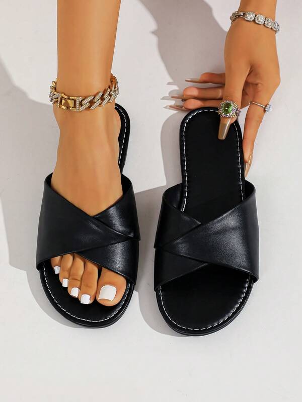 Wide Fit Women's Fashion Round Toe Pleated Flat Sandals Summer Vacation Style PU Black Slip-On Beach Shoes