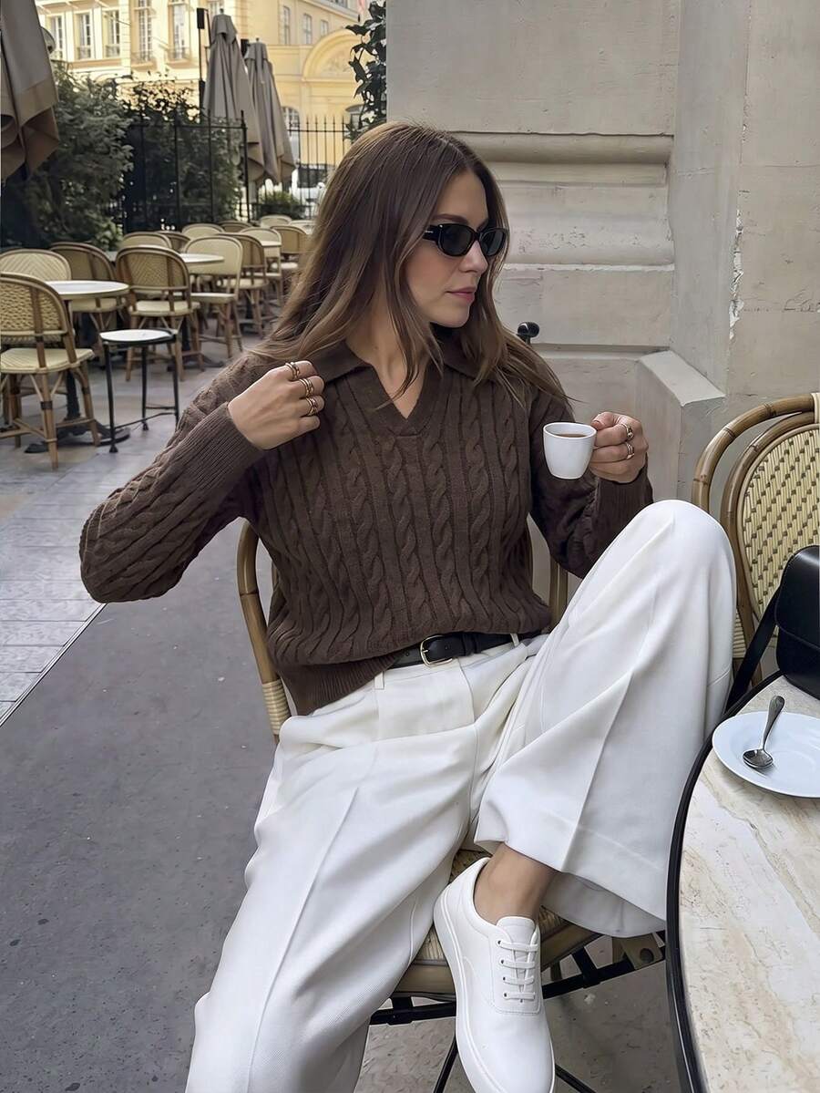 كنزة صوفية نسائية بأكمام طويلة بنية اللون بياقة بولو بتصميم بسيط وكاجوال، مناسبة للارتداء اليومي والتنقل. خريف/شتاء