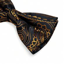Set Aksesori Lengkap Jas Gala Mewah dengan Dasar Hitam dan Motif Paisley Emas untuk Dasi Kupu-kupu, Sapu Tangan, dan Manset. - Emas - View 3