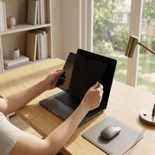 1 pieza Protector de pantalla de privacidad para MacBook NEO, cobertura de pantalla completa por adsorción, instalación fácil sin adhesivo, protección de privacidad anti-espionaje, anti-huellas y anti-rayones, pantalla de alta definición sin afectar la visión, ajuste preciso para el dispositivo - Ver 6
