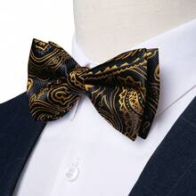 Set Aksesori Lengkap Jas Gala Mewah dengan Dasar Hitam dan Motif Paisley Emas untuk Dasi Kupu-kupu, Sapu Tangan, dan Manset. - Emas - View 2