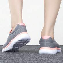 Skechers 女款鬆緊帶套腳式網布緩震走路鞋，慵懶風運動休閒鞋 - 灰粉 - 查看 5