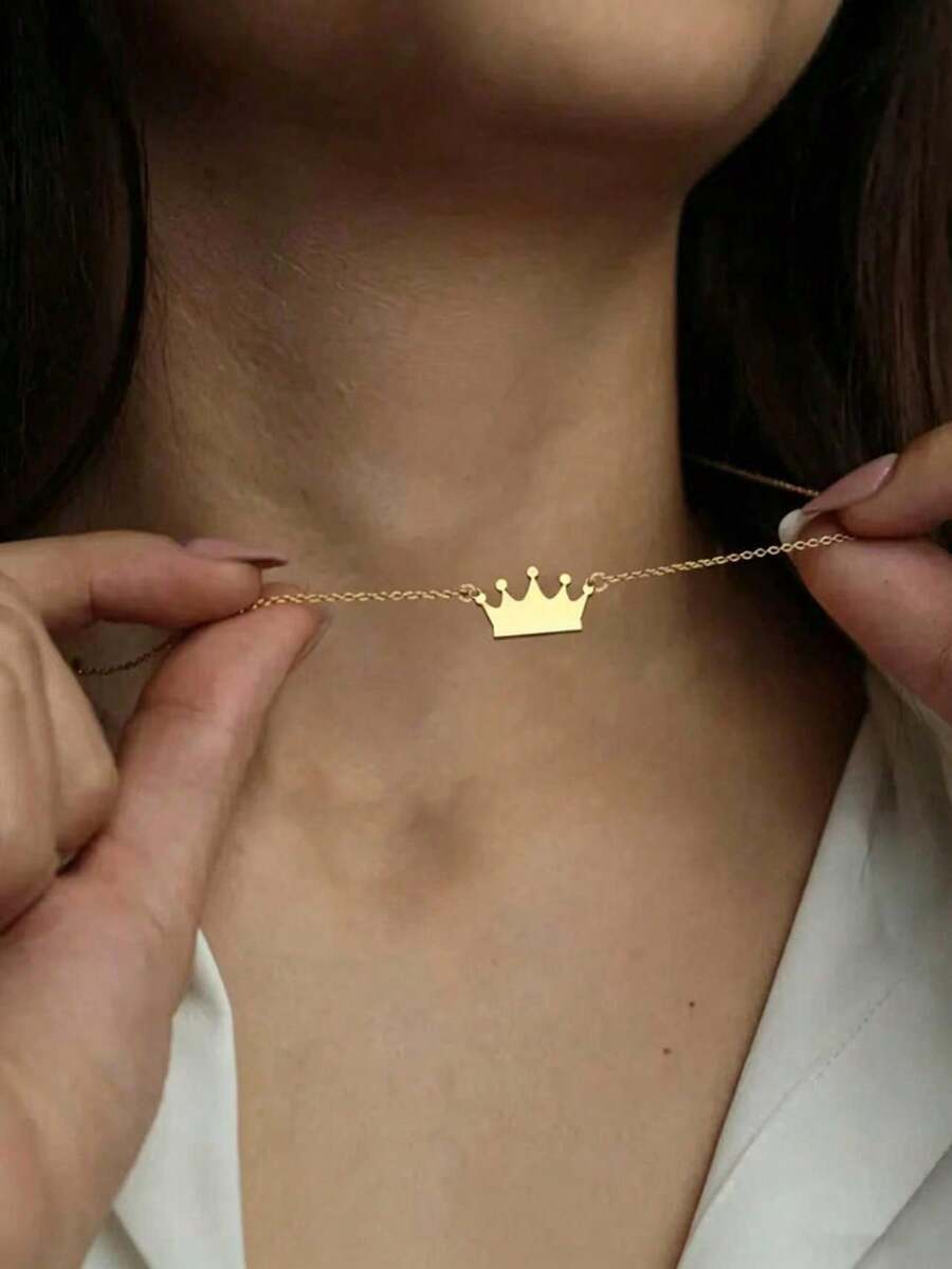suteyi Exquisite Small Crown Pendant Necklace, 18K Gold Plated Stainless Steel Choker Necklace, Minimalist Queen Crown Jewelry Gift, Women's Party Accessory