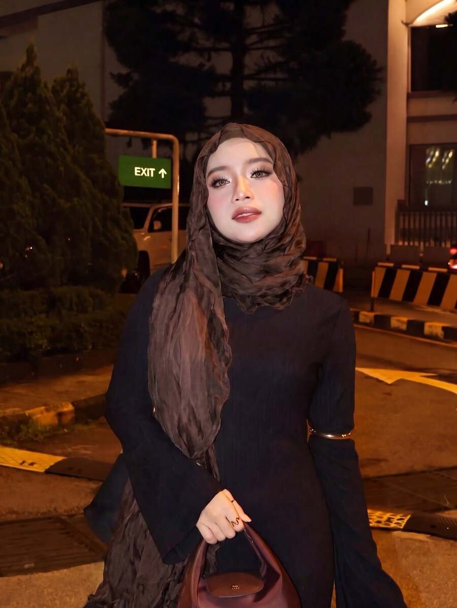 1件裝女款亮面皺褶純色咖啡色頭巾，輕盈垂墜披巾，可用作頭巾、冷氣披肩、外搭圍巾，適合通勤、約會／日常造型，適用所有場合
