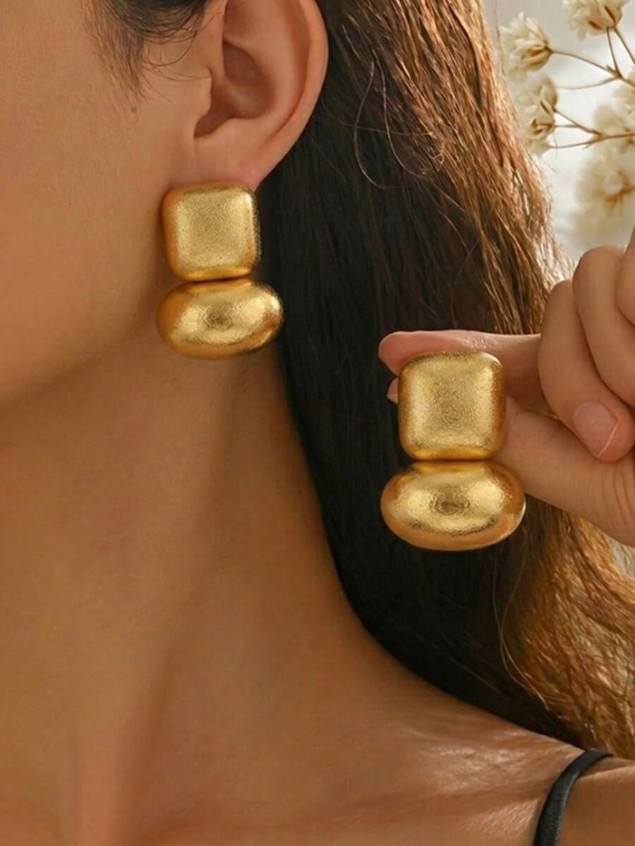 1 Pair Women's Fashion Stud Earrings, Double-Layer Geometric Design, Vintage Luxury Style With Matte Texture, Top Layer Rounded Square And Bottom Layer Full Oval, Suitable For Urban Women Seeking High-End Aesthetic And Geometric Beauty, Perfect For Daily Commute, Business Meetings Or Casual Gatherings - Yellow Gold - View 1