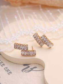 Premium Minimalist Zirconia Stud Earrings For Women, New Fashion Personalized Micro-Inlaid Crystal Earrings, Elegant Niche Design Ear Jewelry, 2 Pieces - Yellow Gold - View 3