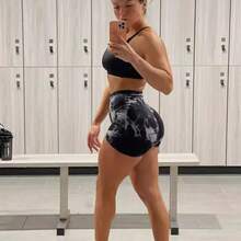 1件女款歐美新款無縫紮染3/4長度高腰蜜桃臀提臀運動短褲，緊身粉色瑜伽運動短褲 - 黑色 - 查看 7