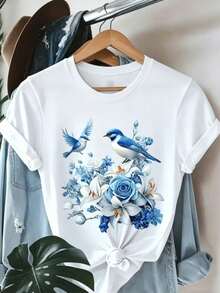 T-shirt casual con stampa di uccelli blu e fiori, perfetta per l'uso domestico, le uscite o come regalo, rendendola una scelta ideale per i regali di Capodanno e altro ancora. - Bianco - Visualizzare 1
