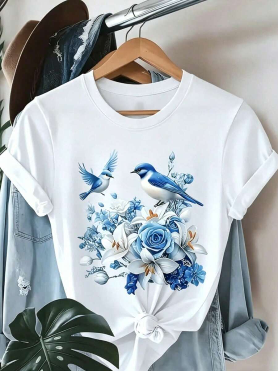 T-shirt casual con stampa di uccelli blu e fiori, perfetta per l'uso domestico, le uscite o come regalo, rendendola una scelta ideale per i regali di Capodanno e altro ancora. - Bianco - Visualizzare 1