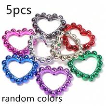 5 piezas/paquete Cuentas de corona de flores con forma de corazón de acrílico, color aleatorio, 38X42.5mm Cuentas florales huecas, suministros de manualidades para llaveros, colgantes de coche, encantos de teléfono - corona de corazones - Ver 11