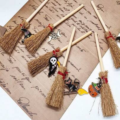 1pc Halloween Theme Mini Decorative Wooden Broom Pendant Ornament, Car Hanging Halloween Decoration, High-Quality Miniature Scene Display Decor, Simple Halloween Party Souvenir, Table Centerpiece Decoration, Tray Accessory, Halloween Party Decoration, Random Color And Style