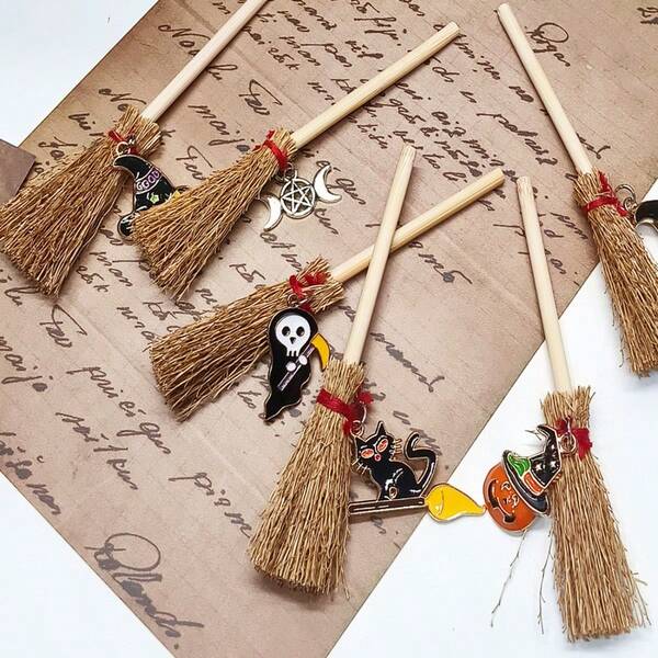 1pc Halloween Theme Mini Decorative Wooden Broom Pendant Ornament, Car Hanging Halloween Decoration, High-Quality Miniature Scene Display Decor, Simple Halloween Party Souvenir, Table Centerpiece Decoration, Tray Accessory, Halloween Party Decoration, Random Color And Style
