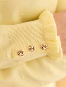 Sweater Rajut Wanita Warna Krem Kuning dengan Kerah Bergelombang, Motif Polkadot, Kancing Manset Emas, Model Pas Badan, Cocok untuk Perjalanan Sehari-hari dan Pakaian Jalanan Musim Gugur/Dingin - Kuning - View 7